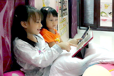 Trẻ dùng iPad để giải trí hiện nay khá phổ biến.