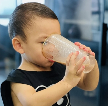 Trà sữa cho bé ăn dặm? Nên hay không