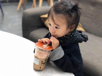 Trẻ mấy tuổi thì có thể bắt đầu uống trà sữa